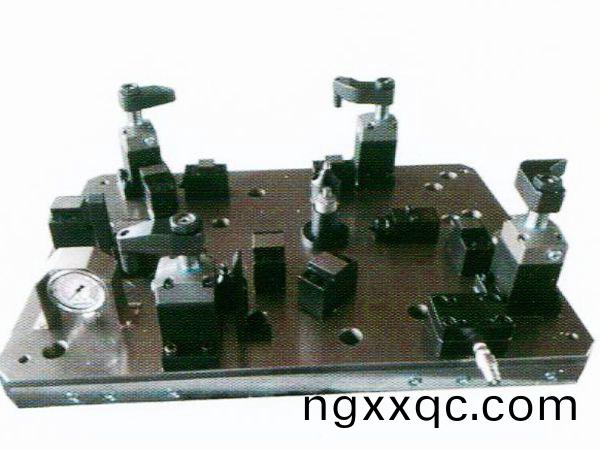 齒(chi)輪室(shi)罩(zhao)蓋液壓裌(jia)具(ju)